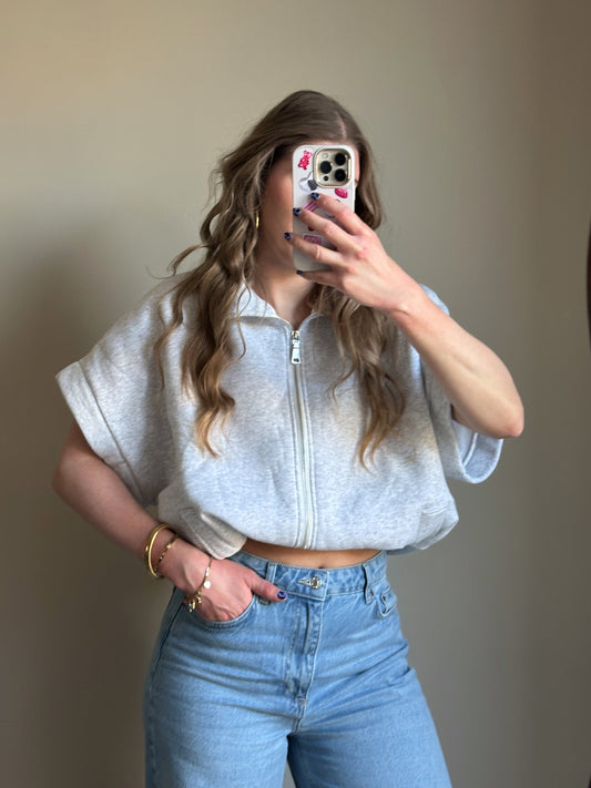 Grijze sweater met korte mouwen en zilver kleurige rits